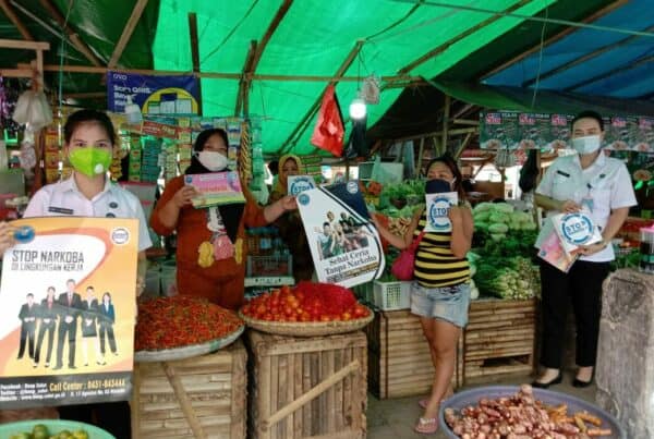 Informasi dan Edukasi P4GN dan Covid-19 Serta Pembagian Poster, Stiker Stop Narkoba dengan Menggunakan Mobil Operasional