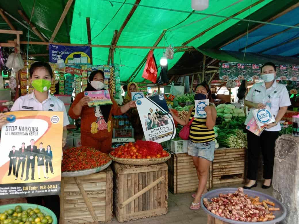 Informasi dan Edukasi P4GN dan Covid-19 Serta Pembagian Poster, Stiker Stop Narkoba dengan Menggunakan Mobil Operasional Informasi dan Edukasi P4GN dan Covid-19 Serta Pembagian Poster, Stiker Stop Narkoba dengan Menggunakan Mobil Operasional