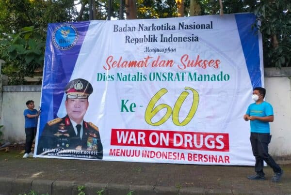 Pemasangan Baliho Dalam Rangka Dies Natalis Unsrat Manado Ke-60